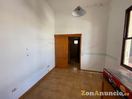 ID-466  Pequeña casa adosada en una zona cerca